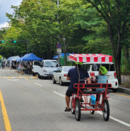 이색자전거 체험을 하고있는 시민들의 모습.