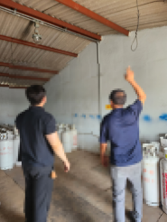 한국가스안전공사와 LPG 판매사업자가 용기저장실을 점검하고 있다.