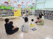 도서관 1층 아기둥지방에서 진행된 오감톡톡 그림책놀이
