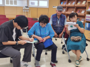 담당 근로자의 안내를 받으며, 농어민 기회소득 지원사업 신청서를 작성하는 수원시 농민들