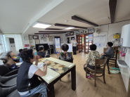 교육을 듣고 있는 신성미소지움 경로당 어르신들