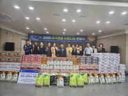 이웃돕기 전달식 사진을 찍고 있다.