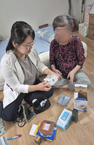 금연에 도전한 어르신의 건강모니터링과 심리상담을 진행하고 있다