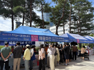 광교노인복지관에서 노인의날을 기념해 노인복지기금 마련 행사를 진행하고 있다.