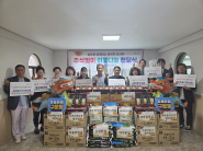 추석 맞이 구운동에 후원한 단체 및 기업이 함께 전달식 행사 사진을 찍고 있다