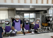 광교 IT기자단이 광교노인복지관의 경로식당 배식 봉사에 나섰다.