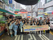 정자1동 통장협의회가 전통시장 장보기의 날을 맞이하여 기념촬영을 하고 있다.