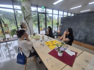 천연 아로마 오일 마사지 이후 향기를 맡는 모습