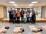 심폐소생술을 마무리하고 기념사진을 촬영하고 있다.