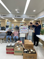 가든버런티어, 신명아이마루 보육원 아동들이 도시락 후원 후 기념사진을 촬영하고 있다.