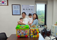 조원2동에서 리사이클링 과정을 거친 장난감을 취약계층 아동 가정에 전달하며 따뜻한 나눔을 실천하는 모습