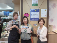 화서2동장, 주민자치회장, 착한가격업소 직원이 함께 기념사진을 촬영하고 있다.