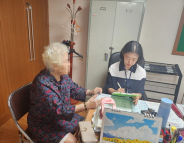 경로당에 방문하여 치매조기검진을 시행하고 있는 모습