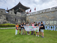 장안문에서 소소한 재미, 실제 '보물찾기'를 진행 후 기념사진을 찍는 참가자들