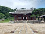 화령전. 조선 시대 국왕 초상화를 모신 영전으로 보기 드문 전각이다.