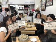 추석을 맞이하여 정자2동 윤상숙동장을 비롯한 직원들이 함께 전통시장에서 장보기를 홍보하고 있다.