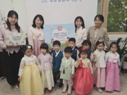 전달식을 하고 있다.