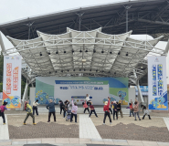 월드컵경기장 중앙광장에 모인 시민들이 강사를 따라 기체조 동작을 하고 있다.