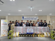 영화동에서 추석명절을 맞이하여 이웃돕기 전달식을 개최하고있다.