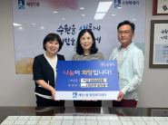 송이비인후과의원(원장 송선복)에서 매탄1동행정복지센터(동장 김은정)에 현금 50만원을 후원하고 기념사진을 촬영하고 있다.