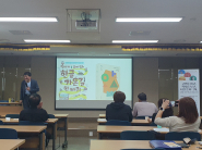 김슬옹 강사는 한글의 표식들이 서울 세종대로 곳곳에 숨어있는 한글가온길에 관해 설명하고 있다. 