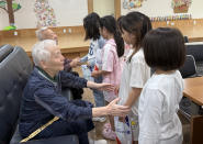 수원시다함께돌봄센터18호점, 추석맞이 지역주민참여행사 개최/돌봄센터 아동들이 지역어르신들과 추석인사를 나누고 있다. 