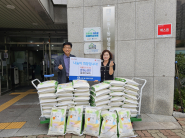 세계인교회에서 조원1동에 쌀10kg 50포를 전달하고있다.