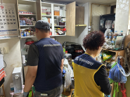 저장강박 어르신 가구에 적치된 쓰레기를 치우는 모습