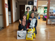 행정복지센터 직원들과 위문품을 전달받은 어르신들의 모습