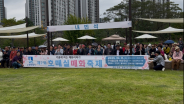 내빈 단체사진: 백혜련 국회의원, 윤경선 시의원, 최재근 회장 등 주요 인사들이 기념촬영을 하고 있다.