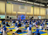 2025 수원 독서 골든벨 퀴즈 대결이 펼쳐지고 있는 모습