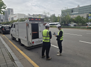 탐사용역사 관계자가 인계동 도로에서 지표투과 레이더를 활용해 지반침하를 탐사하고 있다.