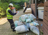 새빛 환경수호자가 한 공동주택단지의 쓰레기 배출량을 현장 점검해 평가표에 적고 있다.