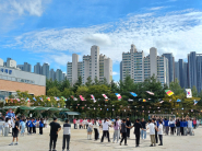 형형색색 만국기가 하늘에 펄렁거리는 운동장 전경