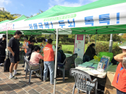 제7회 호매실 매화축제에서 치매인식개선 캠페인을 진행한 권선구치매안심센터