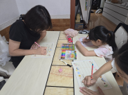 우리가족 감사통장 쓰기에 참여하는 가족의 모습