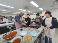 메주가루를 주머니에 담아 물에 풀어 주무른다