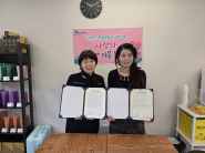 소소헤어(원장 이수지)에서 매탄1동행정복지센터(동장 김은정)와 협약식을 진행하고 기념사진을 촬영하고 있다.