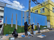 자원봉사자들이 마을 골목길에 벽화를 그리고 있는 모습이다.