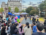 태권도 문화공연을 관람하고 있는 주민