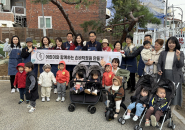 장안구청장 외 시 관계자들과 시민들이 손바닥정원 조성 후 촬영한 기념사진이다.