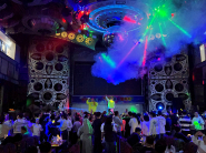 제9회 댓츠올나잇파티에서 성인 발달장애인과 가족들이 춤을 추고 있는 사진이다.