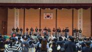 수원중촌초 전교생이 5학년 난타 공연에 맞춰 플래시몹을 하고 있다.