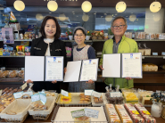 (왼쪽부터)공순정 연무동장, 밀각시베이커리 이필순 대표, 연무동 지역사회보장협의체 예인기 위원장