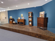 전시 '안녕한 여느 날'은 전통 공예 유물 '화각풍속화문가구'와 이희조 작가가 재해석한 '화각담'으로 구성했다. 