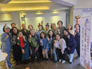 음악이 흐르는 화성행궁 유람기를 관람하고 참가자 모두 함께 기념촬영을 하고 있다.