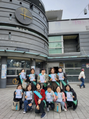 (사진설명: 조사관리요원들이 어깨띠를 착용하고 수원시 팔달구 전통시장 일대에서 인터넷·전화 응답 참여를 안내하고 있다.)  