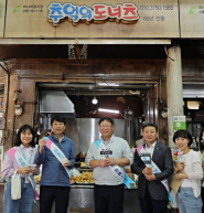 (사진설명: 팔달구 전 부서 릴레이 참여로 진행된 전통시장 이용 인증 현장)