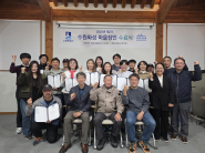 제2기 수원화성 마을장인 사업 수료생들이 함께하고 있다.