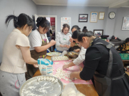 정자2동경로당에서 정만천하 회원들이 만두를 빚고 있다